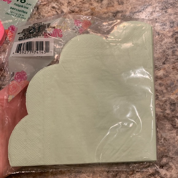 Set of Scalloped Napkins - Picture 5 of 5